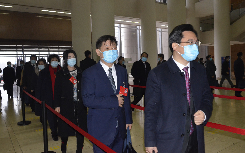 出席會議的代表們步入會場。 張代生攝