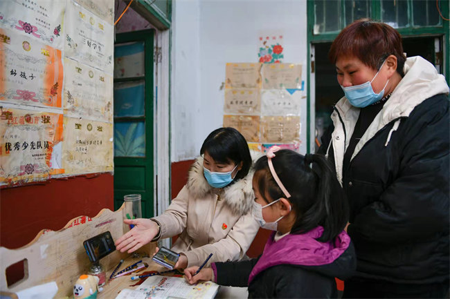 臨沭街道龍山小學(xué)陳艷霞老師在學(xué)生傅佳家中走訪，指導(dǎo)網(wǎng)上學(xué)習(xí)。