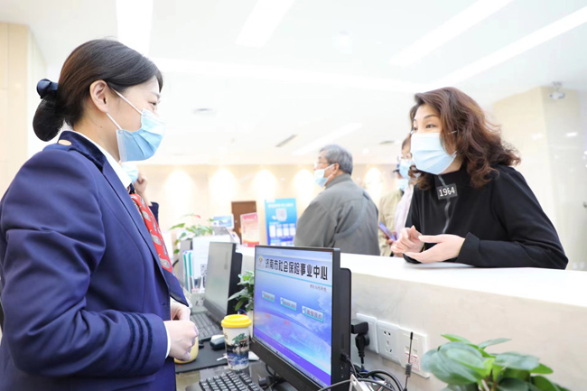 濟(jì)南社保經(jīng)辦大廳開設(shè)惠企政策咨詢窗口，提供“一站式”咨詢服務(wù)。金麗娜攝