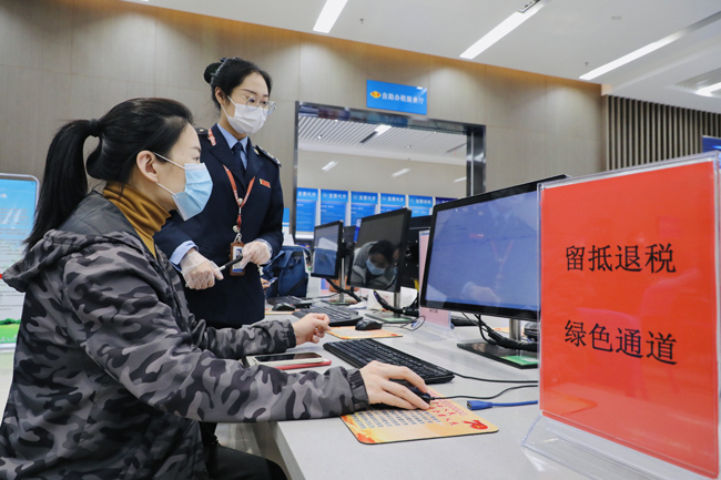 國家稅務(wù)總局青島經(jīng)濟(jì)技術(shù)開發(fā)區(qū)稅務(wù)局在辦稅服務(wù)廳設(shè)置了“留抵退稅綠色通道”。鮑碩攝