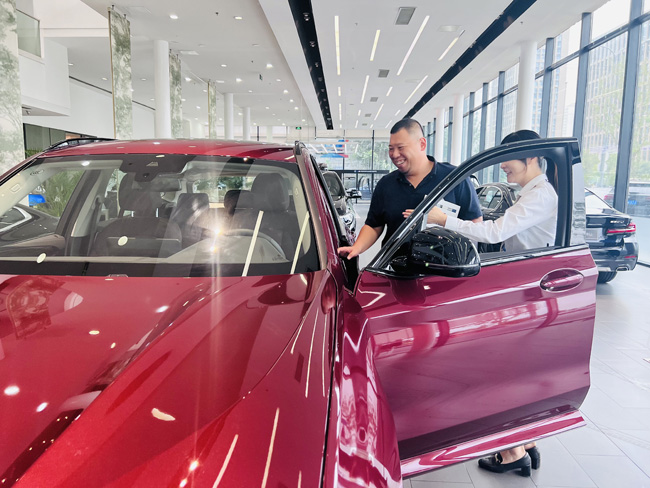 搶到了5000元消費(fèi)券，到4S店給自己和家人選一輛喜歡的車。圖為一位市民在看車。璐璐攝