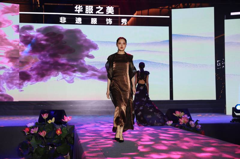 第七屆非遺博覽會“華服之美”非遺服飾秀活動啟動儀式現(xiàn)場。趙樹偉攝