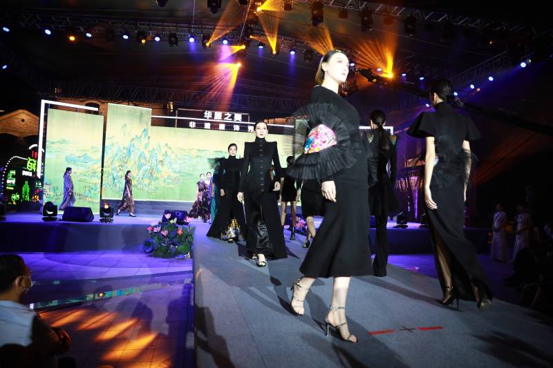 第七屆非遺博覽會(huì)“華服之美”非遺服飾秀活動(dòng)啟動(dòng)儀式現(xiàn)場(chǎng)。趙樹(shù)偉攝
