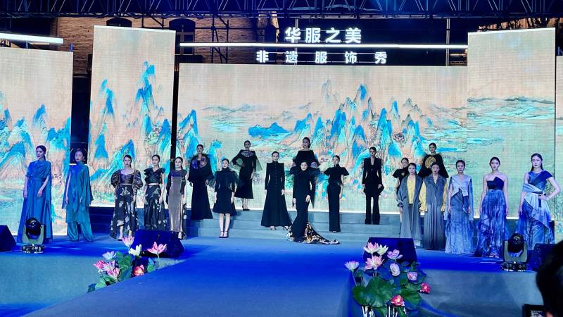 第七屆非遺博覽會(huì)“華服之美”非遺服飾秀活動(dòng)啟動(dòng)儀式現(xiàn)場。喬姝攝