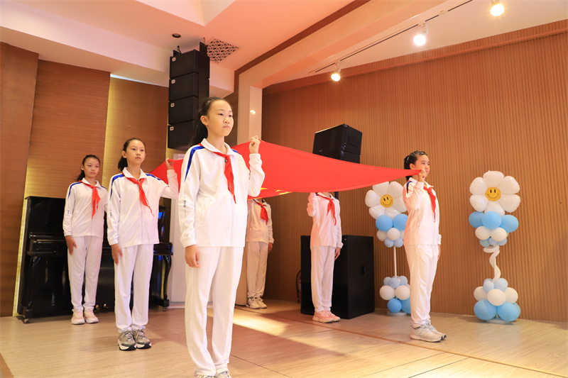 國(guó)旗隊(duì)學(xué)生出旗，拍攝者：甘藝霖