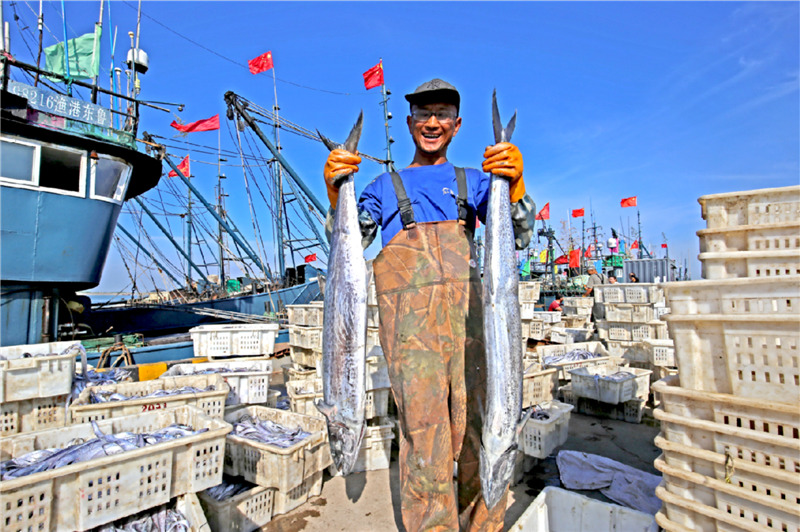 一位漁民正在展示捕獲的大鲅魚(yú)。薄林 攝