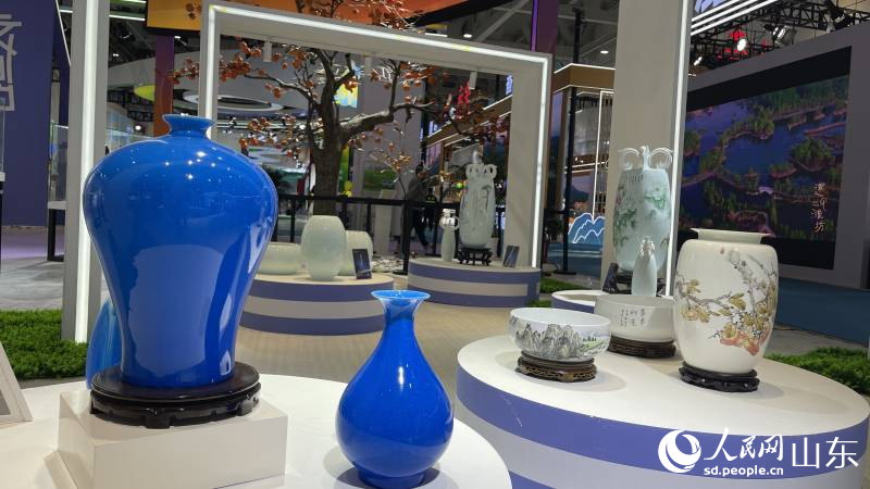 山東國際會展中心會場展示的琉璃、陶瓷等精品，充分展示淄博手造魅力。喬姝攝