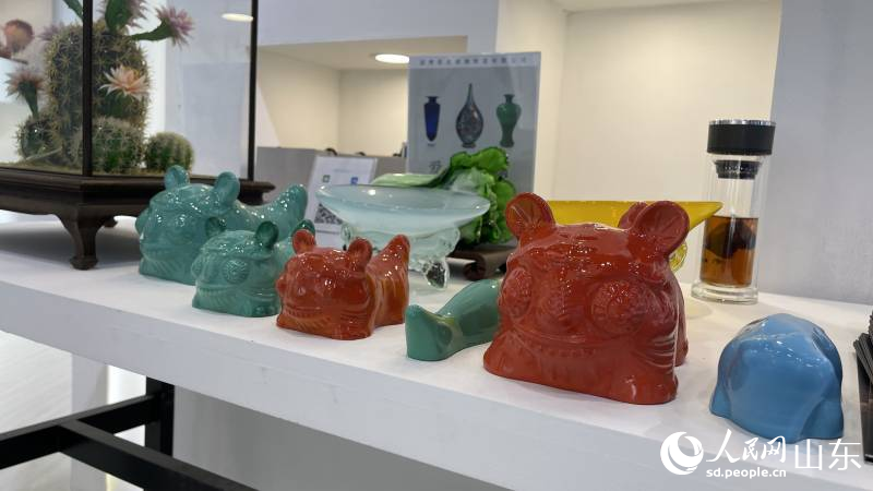山東國(guó)際會(huì)展中心會(huì)場(chǎng)展示的琉璃、陶瓷等精品，充分展示淄博手造魅力。喬姝攝