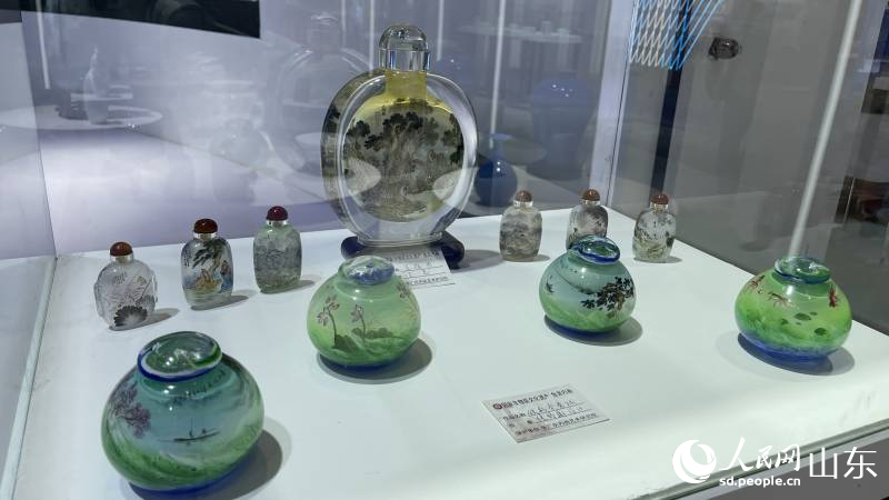 山東國(guó)際會(huì)展中心會(huì)場(chǎng)展示的琉璃、陶瓷等精品，充分展示淄博手造魅力。喬姝攝