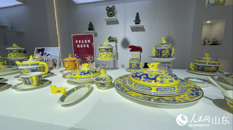 山東國(guó)際會(huì)展中心會(huì)場(chǎng)展示的琉璃、陶瓷等精品，充分展示淄博手造魅力。喬姝攝