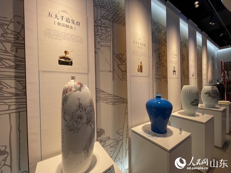 山東手造展示體驗(yàn)中心淄博展區(qū)展出琉璃、陶瓷、絲綢等山東手造產(chǎn)品。喬姝攝圖