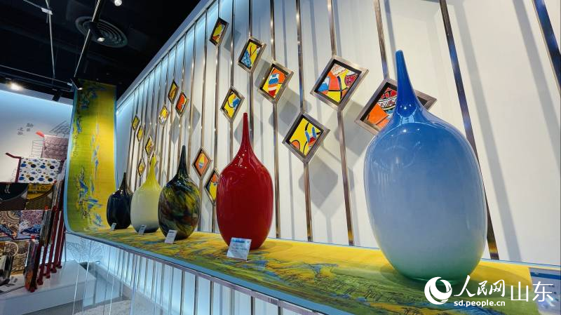 山東手造展示體驗中心淄博展區(qū)展出琉璃、陶瓷、絲綢等山東手造產(chǎn)品。喬姝攝