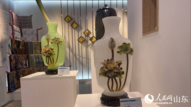 山東手造展示體驗(yàn)中心淄博展區(qū)展出琉璃、陶瓷、絲綢等山東手造產(chǎn)品。喬姝攝