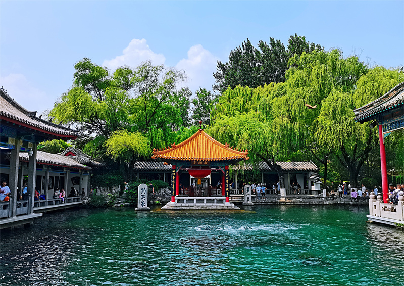 趵突泉已經(jīng)連續(xù)噴涌19年。國(guó)慶臨近，眾多游客前來(lái)觀泉。王敏攝