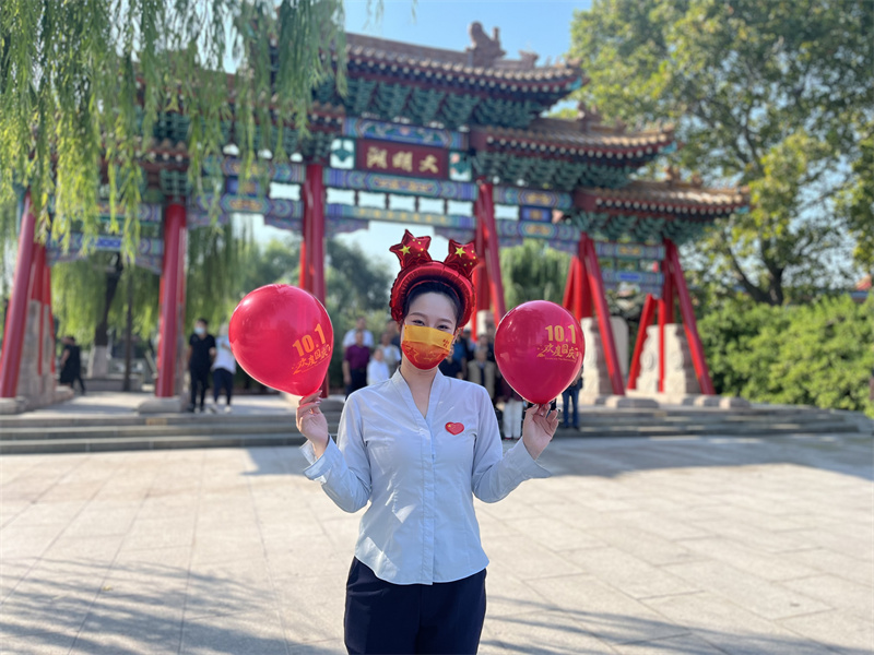 濟南大明湖游客手舉寫有10.1字樣的氣球。濟南文旅供圖