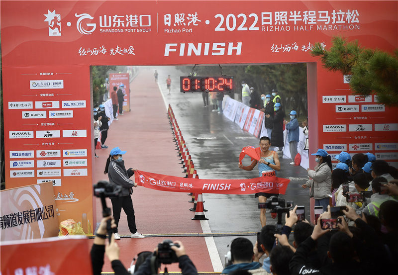 半程馬拉松男子選手楊華沖過終點(diǎn)。劉濤攝