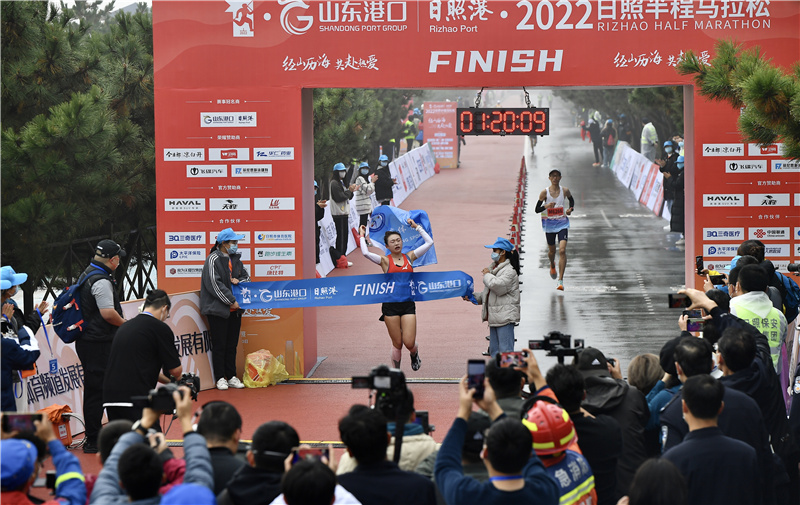 半程馬拉松女子選手盧亞晶沖過終點。劉濤攝