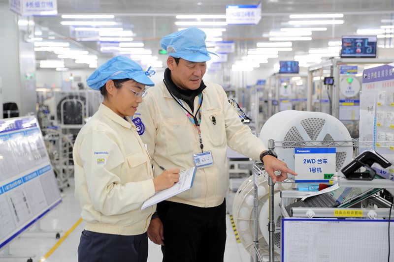 12月8日，日本專家農(nóng)本一在青島松下電子部品（保稅區(qū)）有限公司車間內(nèi)巡檢。張進(jìn)剛攝