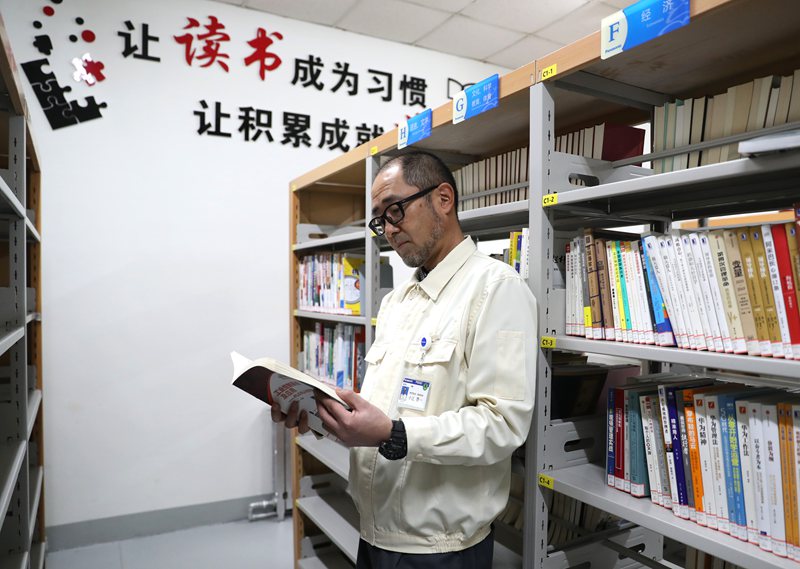 12月8日，日本專家小辻啓一在青島松下電子部品（保稅區(qū)）有限公司的書屋里查閱資料。張進剛攝