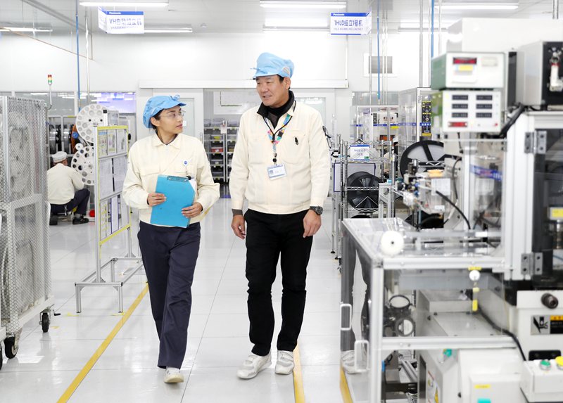 12月8日，日本專家農(nóng)本一在青島松下電子部品（保稅區(qū)）有限公司車間內(nèi)巡檢。張進剛攝