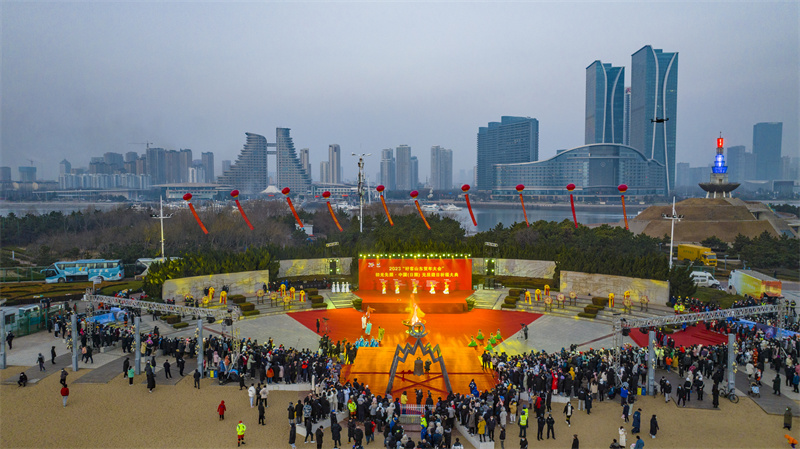 初光先照·中國(guó)(日照)元旦迎日祈福大典在日照萬(wàn)平口景區(qū)舉行。景華勇攝
