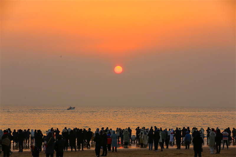 人們在萬平口旅游區(qū)海邊觀看新年日出。李大偉攝