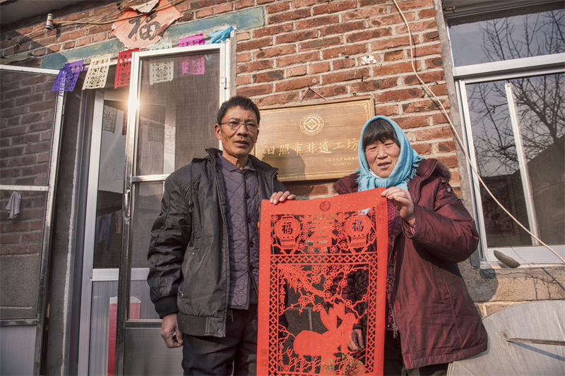 圖為來逢強(qiáng)正在展示制作好的“過門箋”。陳光金攝