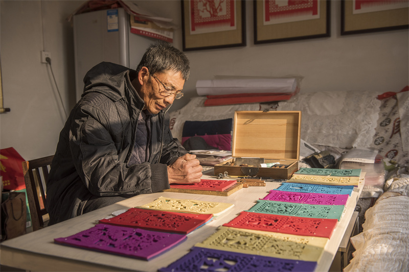 圖為來逢強(qiáng)正在制作“過門箋”。陳光金攝