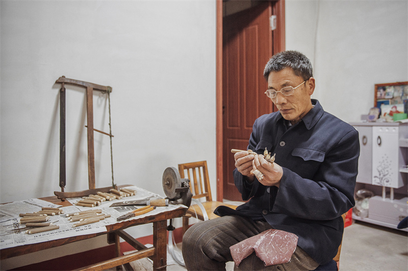 圖為來(lái)逢強(qiáng)正在制作刻刀。陳光金攝