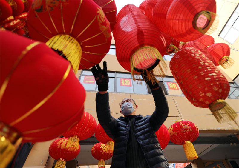 圖為市民在日照太陽城市場內(nèi)選購各類新年飾品。宋年升攝