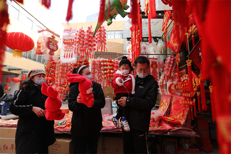 圖為市民在日照太陽城市場(chǎng)內(nèi)選購(gòu)各類新年飾品。宋年升攝