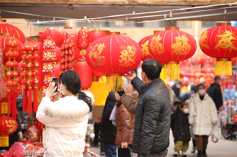 圖為市民在日照太陽(yáng)城市場(chǎng)內(nèi)選購(gòu)各類(lèi)新年飾品。于坤帥攝
