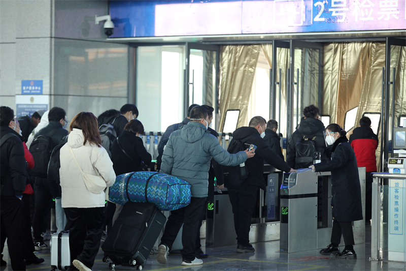 1月6日，在日照西客站，旅客正通過(guò)檢票口上車。宋年升攝