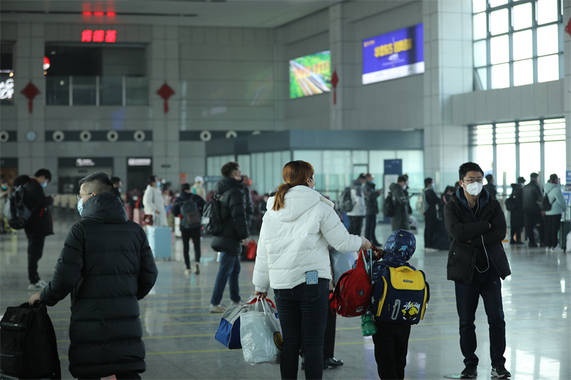 1月6日，在日照西客站，旅客正在候車。宋年升攝