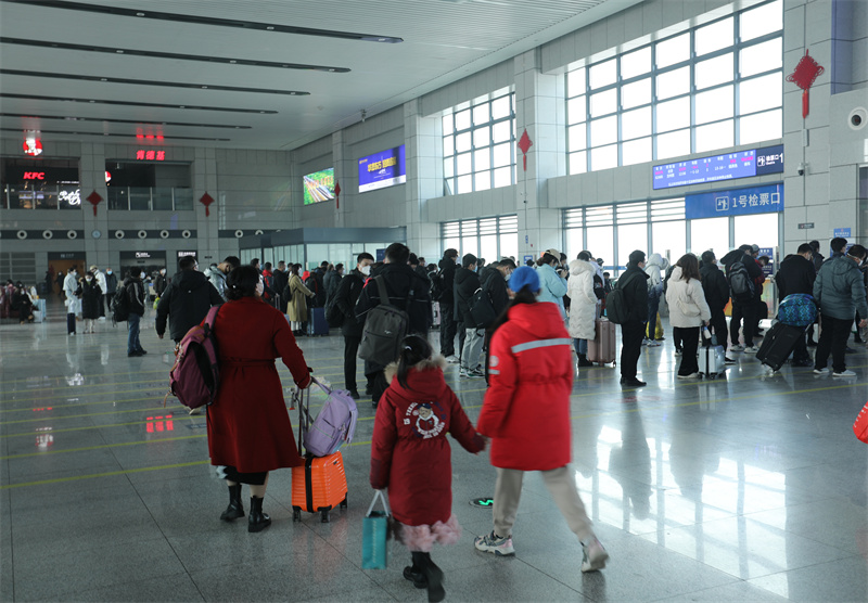 1月6日，在日照西客站，旅客正在通過檢票口上車。 　