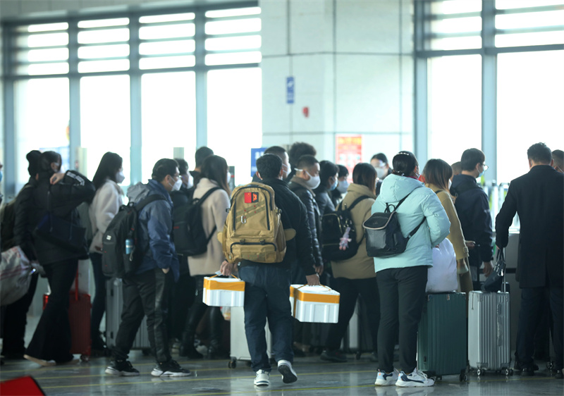 1月6日，在日照西客站，旅客正在通過檢票口上車。于坤帥攝