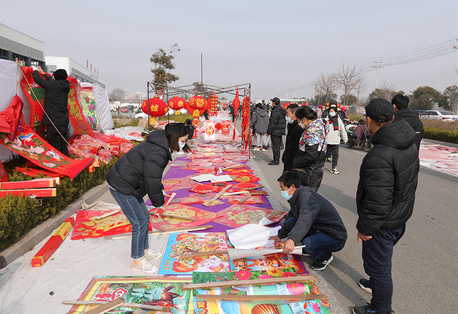 1月6日，山東日照市東港區(qū)濤雒大集上，市民在選購春節(jié)裝飾品。于坤帥攝
