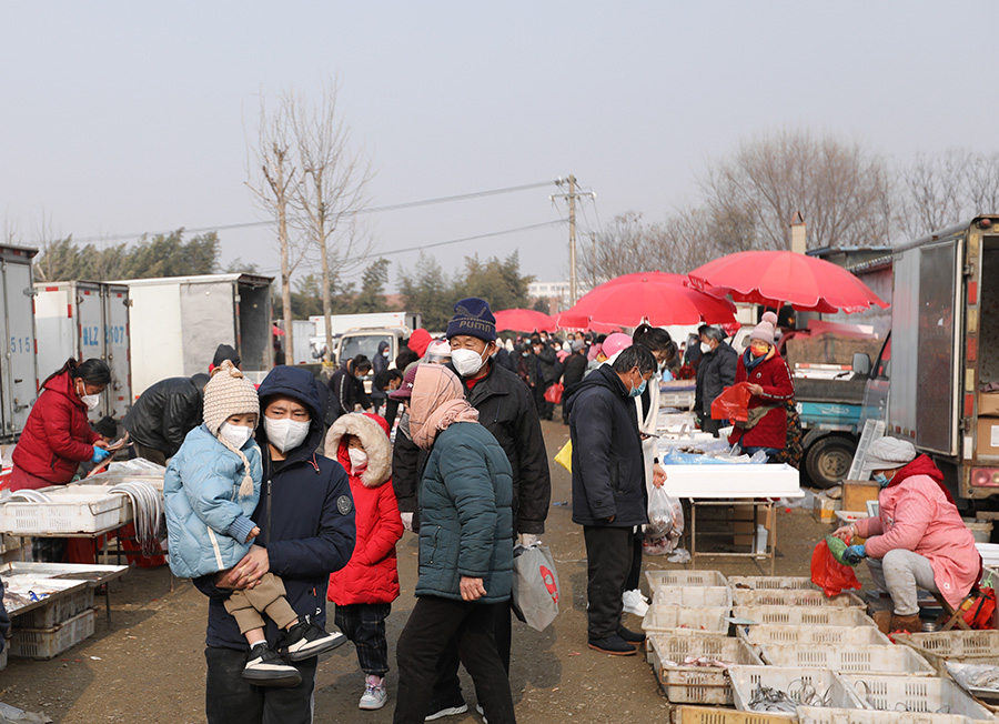 1月6日，山東日照市東港區(qū)濤雒大集上，市民在選購海產(chǎn)品。于坤帥攝