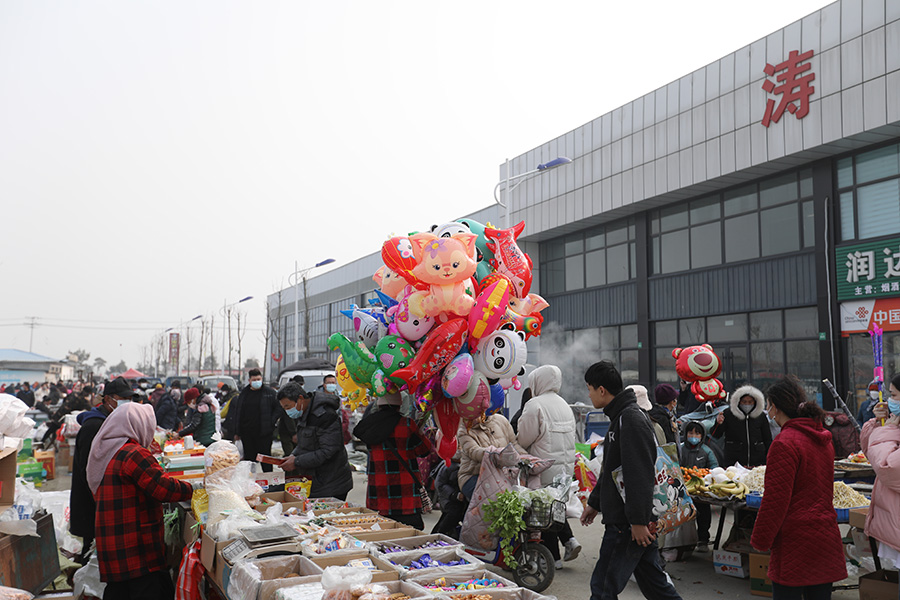 1月6日，山東日照市東港區(qū)濤雒大集上，市民在選購年貨。宋年升攝