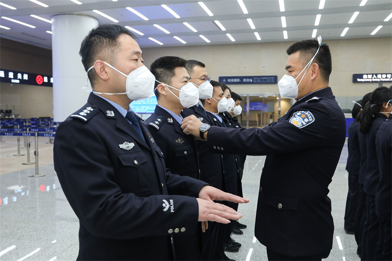 1月9日，山東出入境邊防檢查總站青島機場邊檢站民警執(zhí)行入境勤務前檢查警容風紀。解豪攝