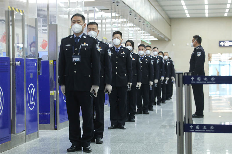 1月9日，山東出入境邊防檢查總站青島機場邊檢站民警列隊執(zhí)行入境勤務(wù)。解豪攝