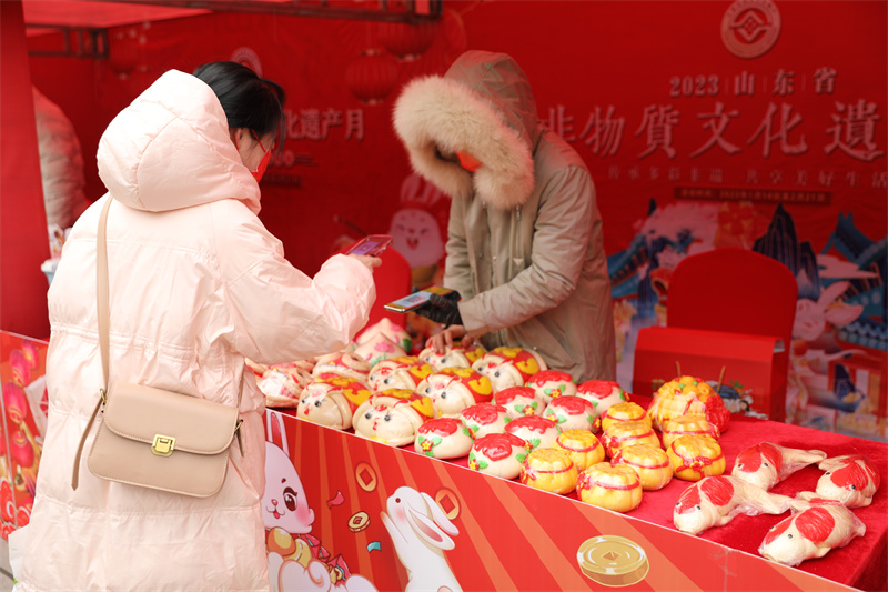 文化進(jìn)萬家，山東非遺年貨大集熱鬧開啟。圖為膠州花餑餑民俗。山東省文旅廳供圖
