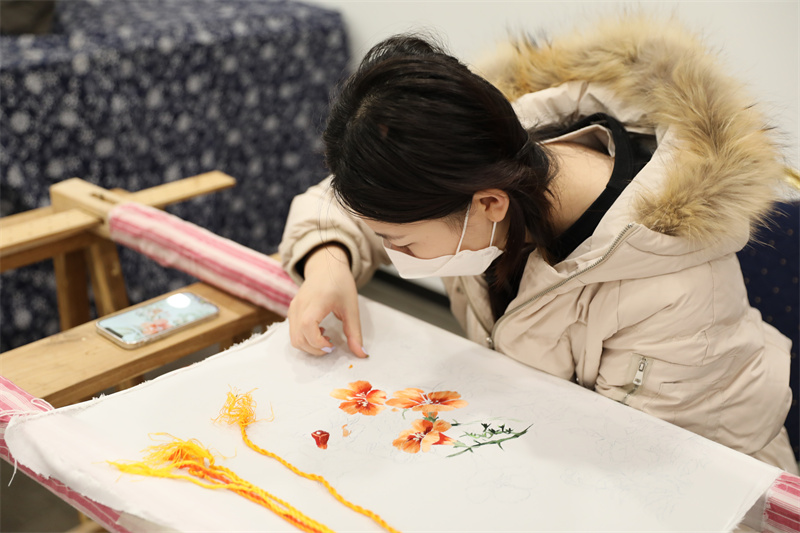 文化進(jìn)萬家，山東非遺年貨大集熱鬧開啟。圖為刺繡展示。山東省文旅廳供圖