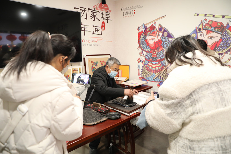 文化進(jìn)萬家，山東非遺年貨大集熱鬧開啟。圖為楊家埠年畫。山東省文旅廳供圖