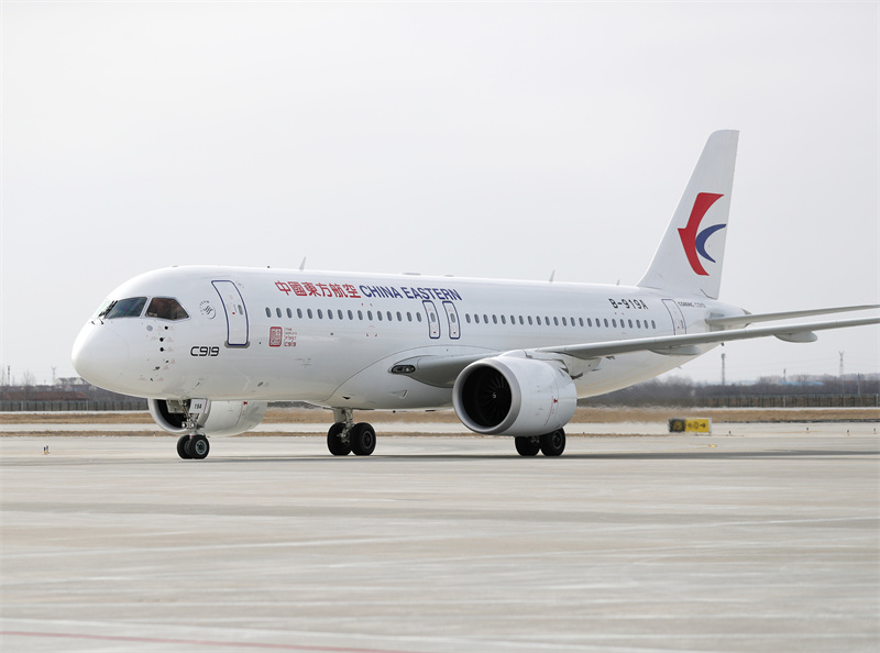 1月15日，全球首架C919國產(chǎn)大飛機抵達(dá)青島膠東國際機場進行驗證飛行。張進剛攝