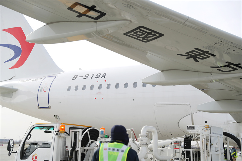 1月15日，全球首架C919國產(chǎn)大飛機抵達青島膠東國際機場進行驗證飛行。張進剛攝
