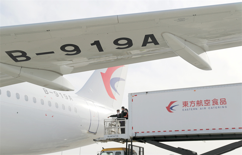1月15日，全球首架C919國(guó)產(chǎn)大飛機(jī)抵達(dá)青島膠東國(guó)際機(jī)場(chǎng)進(jìn)行驗(yàn)證飛行。張進(jìn)剛攝