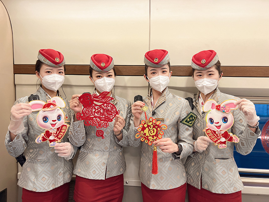乘務(wù)人員為旅客送上新春祝福。陳俊鳴攝