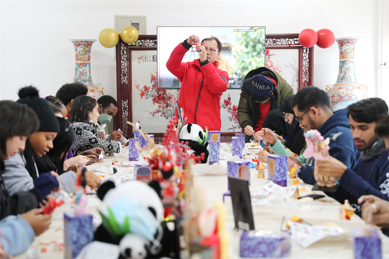 1月19日，民間藝人在山東科技大學(xué)教外國(guó)留學(xué)生制作絹人工藝品。張進(jìn)剛攝