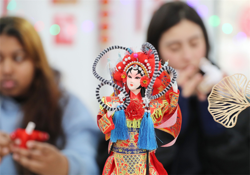 留學(xué)生跟著民間藝人制作絹人工藝品。張進(jìn)剛攝